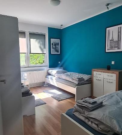 Schoene 2 Zimmer Apartment In Krefeld City, Monteur Wohnung Netflix & Prime Екстериор снимка